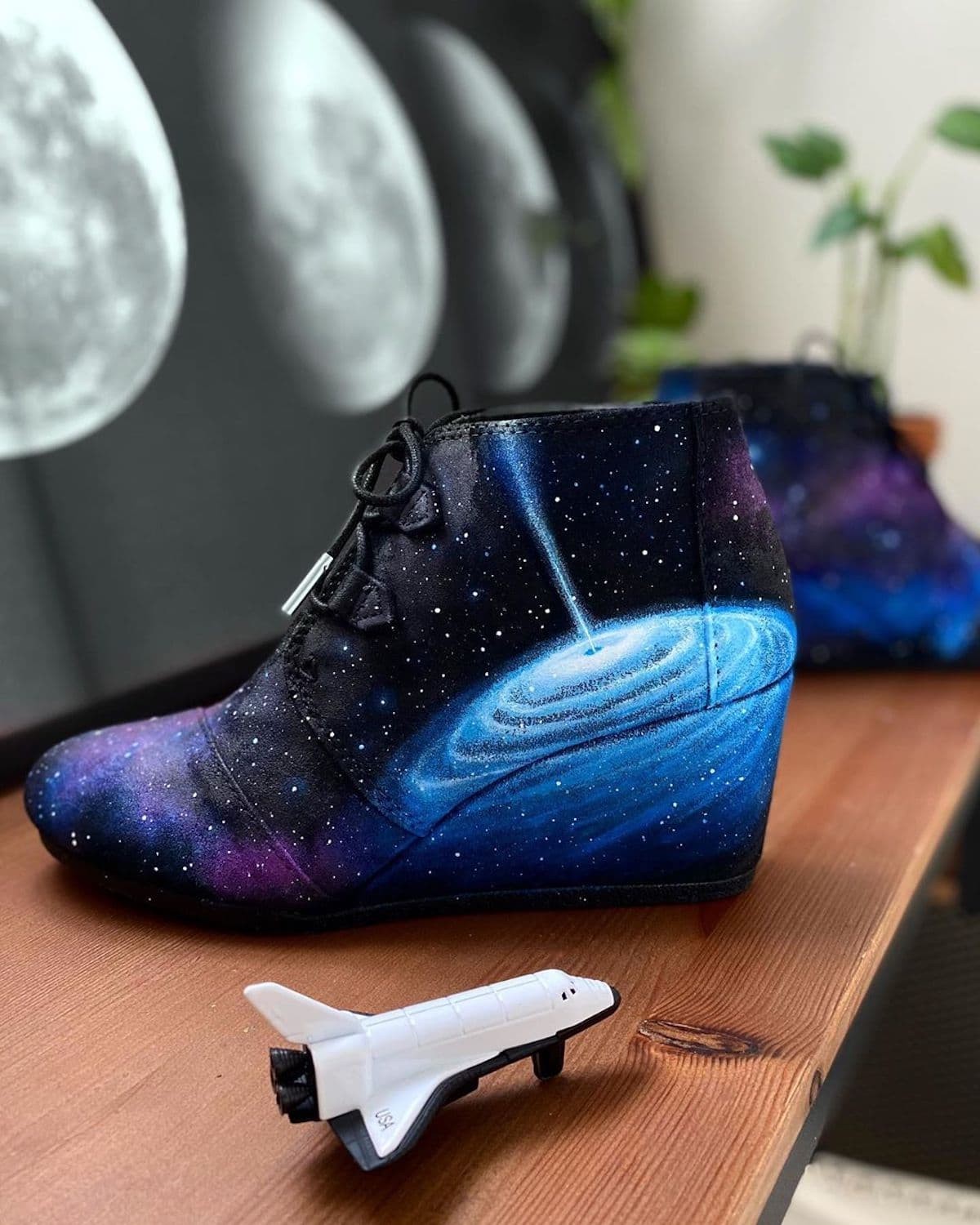 Lanchen also decorates shoes with colorful nebulas…